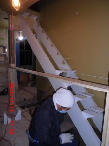 大規模改修工事　階段が付きました！