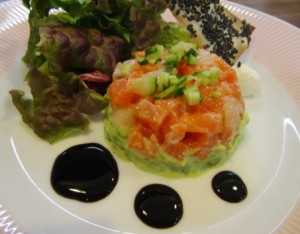 サーモンとアボガドのタルタル