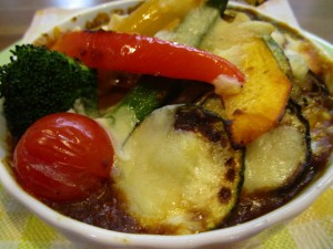 夏野菜とキーマカレーのチーズ焼き