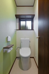 アースカラーでまとめたトイレ