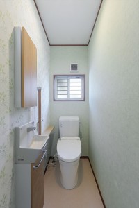 爽やかなコーディネートのトイレ