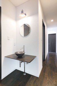 武家屋敷風に合わせた造作洗面