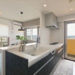 人造大理石の白が映えるオープンキッチン