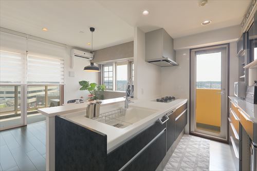 人造大理石の白が映えるオープンキッチン