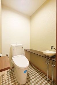 タイル調のクッションフロアで明るいレストルーム