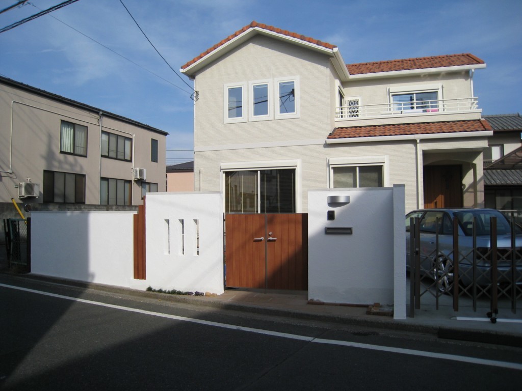 スイス漆喰を使用したおしゃれな新築外構