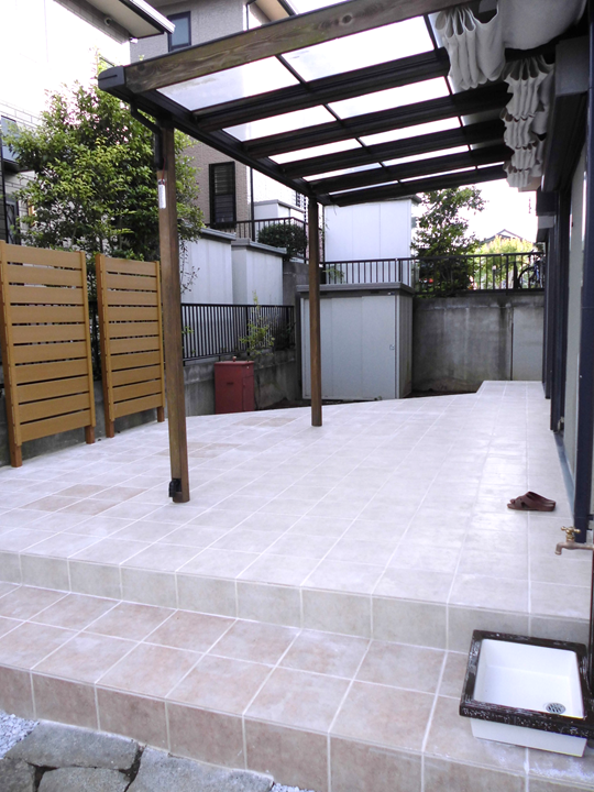 メンテナンス不要！タイル貼りのテラス