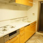 手塗りの扉のキッチン