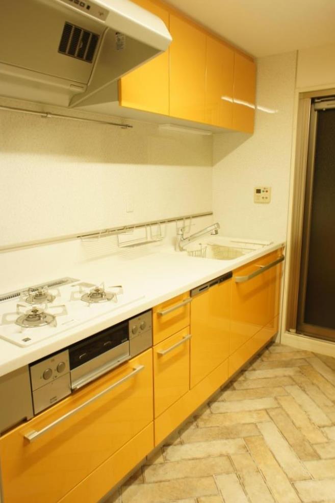 手塗りの扉のキッチン