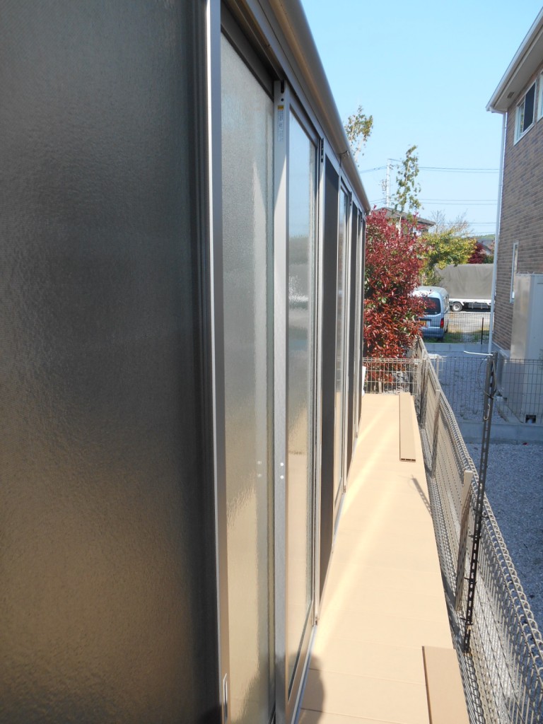 サンルームの床をウッドデッキで