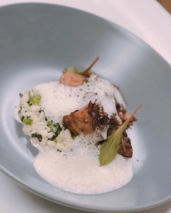 静岡県産タケノコの赤ワイン煮 麦と菜の花のリゾット 筍の泡