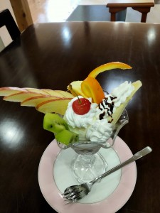 社長特製　フルーツパフェ！