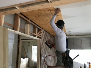 天井羽目板貼り