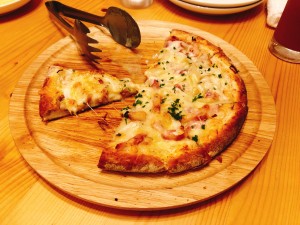 フランス　アルザス地方の白いピザ