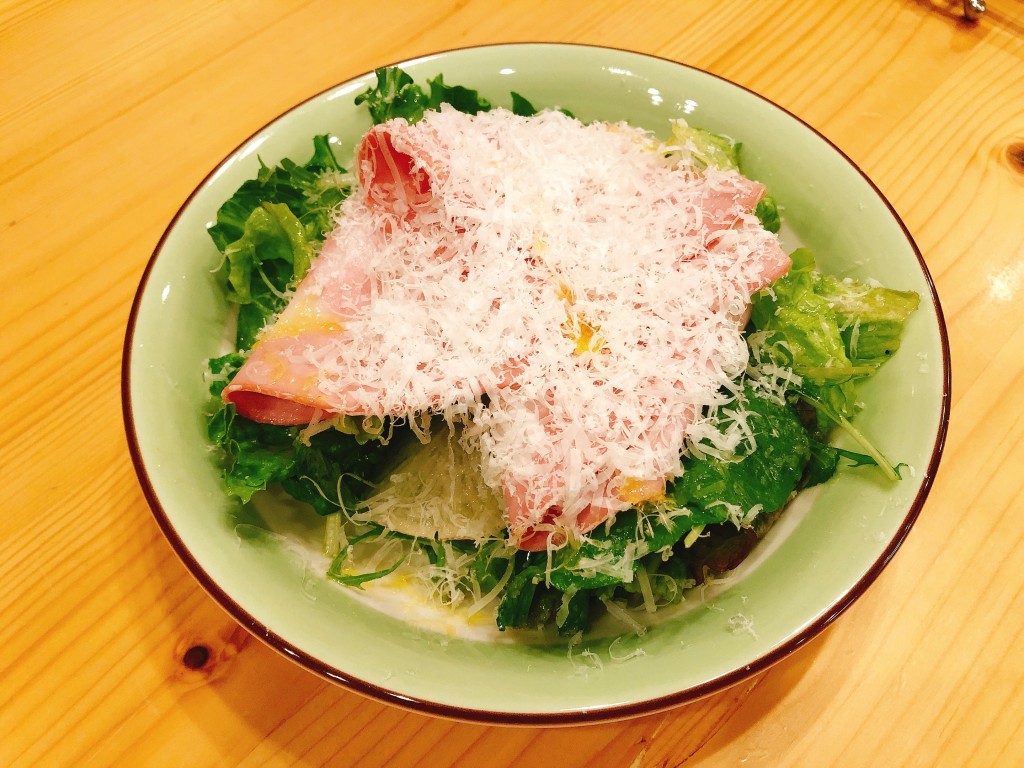 チーズたっぷりモルタデッラのサラダ