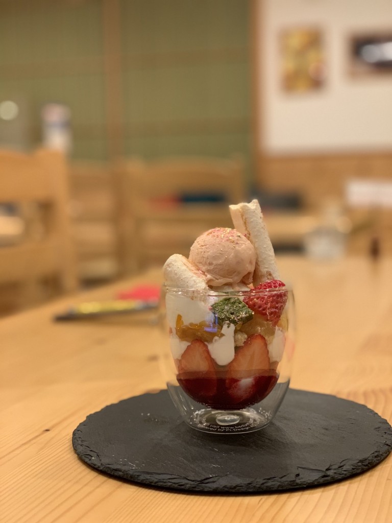 自家製アイスのパフェ