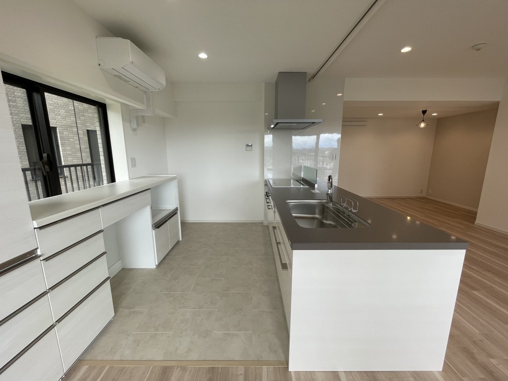 子どもを見守りながら家事ができる対面キッチン-2