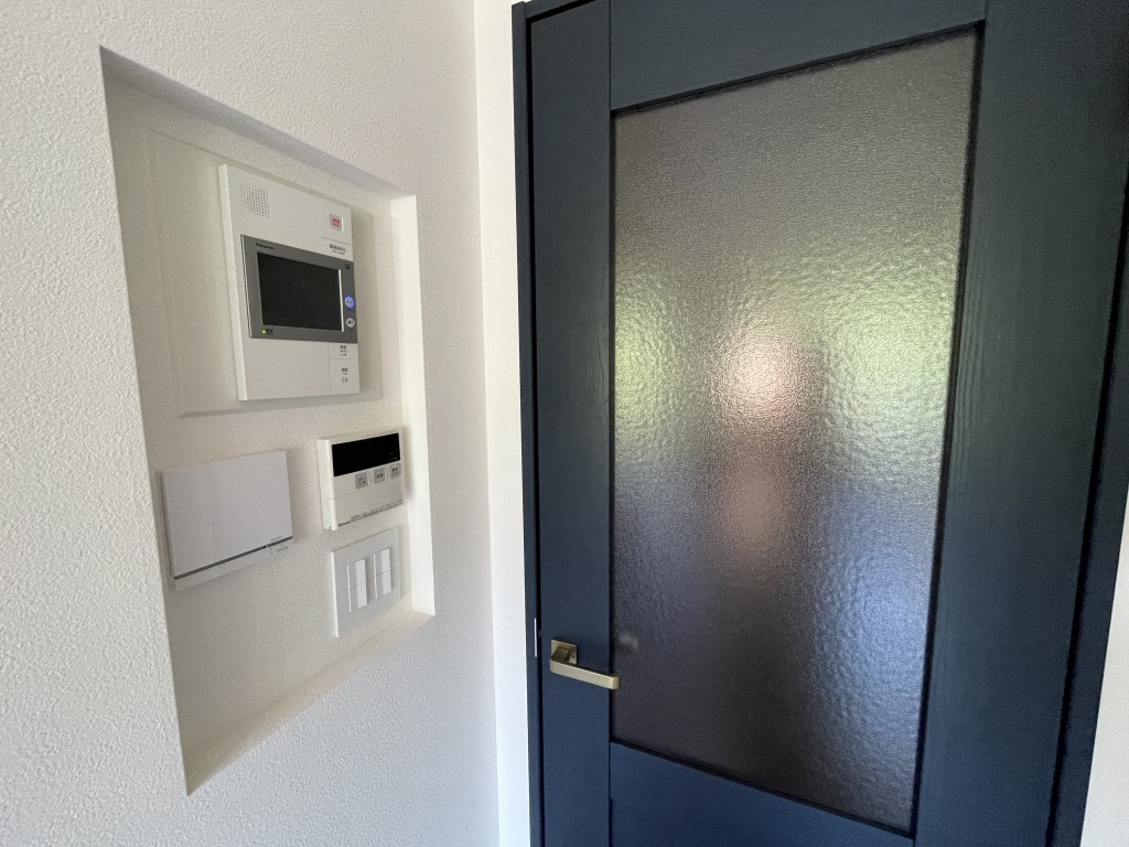 インターホンやスイッチ類をニッチにまとめる。