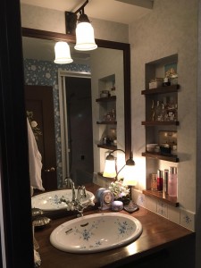 アンティーク小物と造作洗面