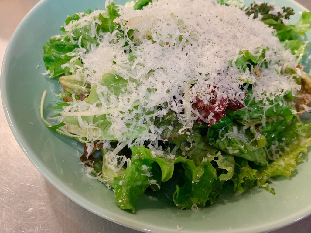 チーズたっぷり砂肝とくるみのサラダ