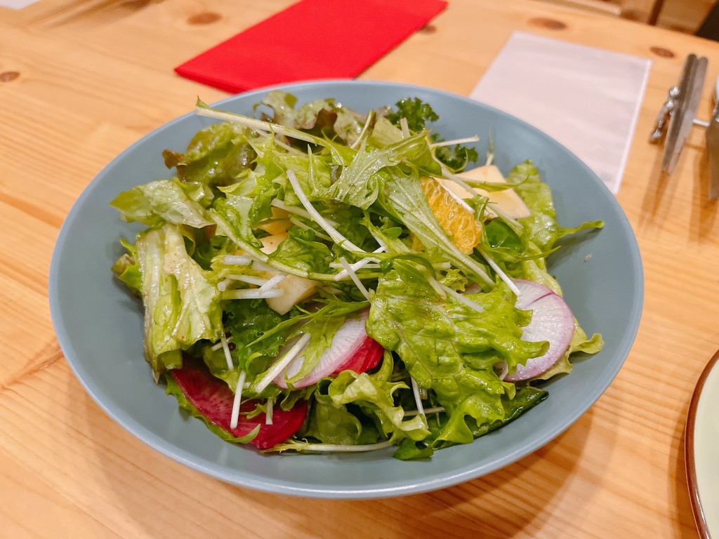 こだわり野菜とフルーツのサラダ