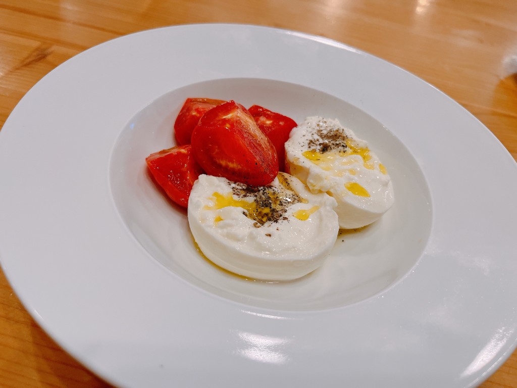 アメーラトマトとブッラータチーズ