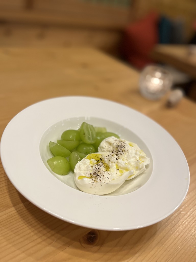 シャインマスカットとブッラータチーズ