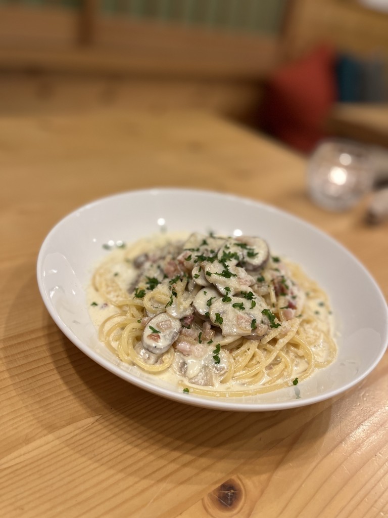 本日のパスタ　マッシュルームとパンチェッタのクリームパスタ