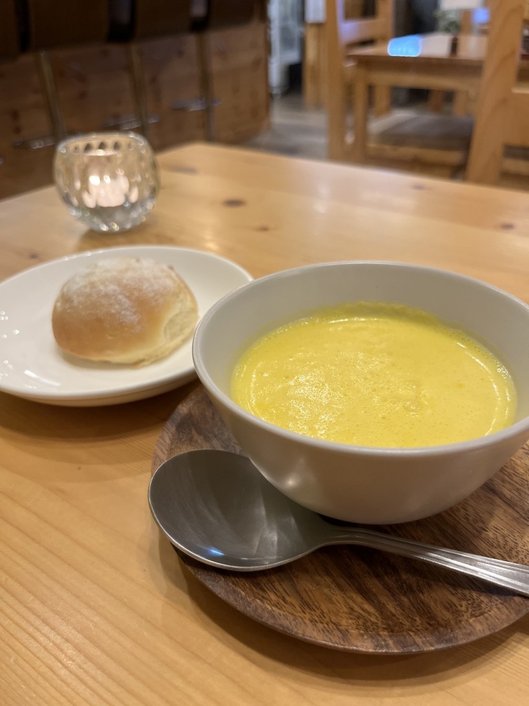 ぶらりひとり飯 自家製パンとかぼちゃのスープ