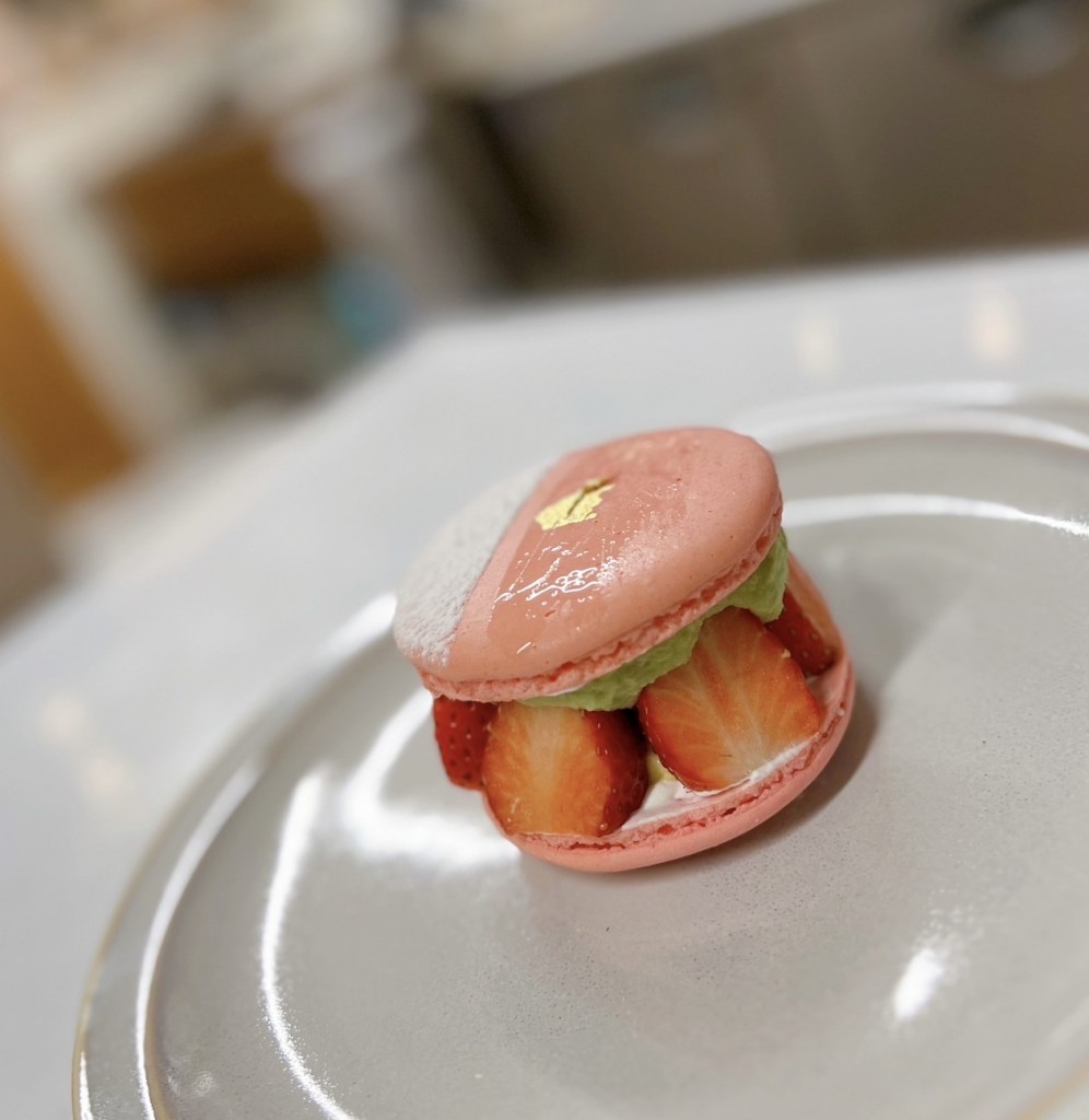 いちごとピスタチオのムースのマカロン