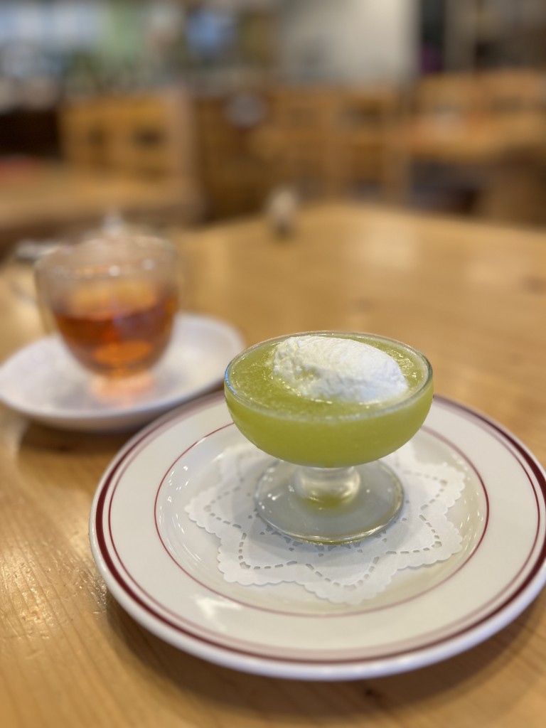 クレームダンジュをのせメロンのスープ