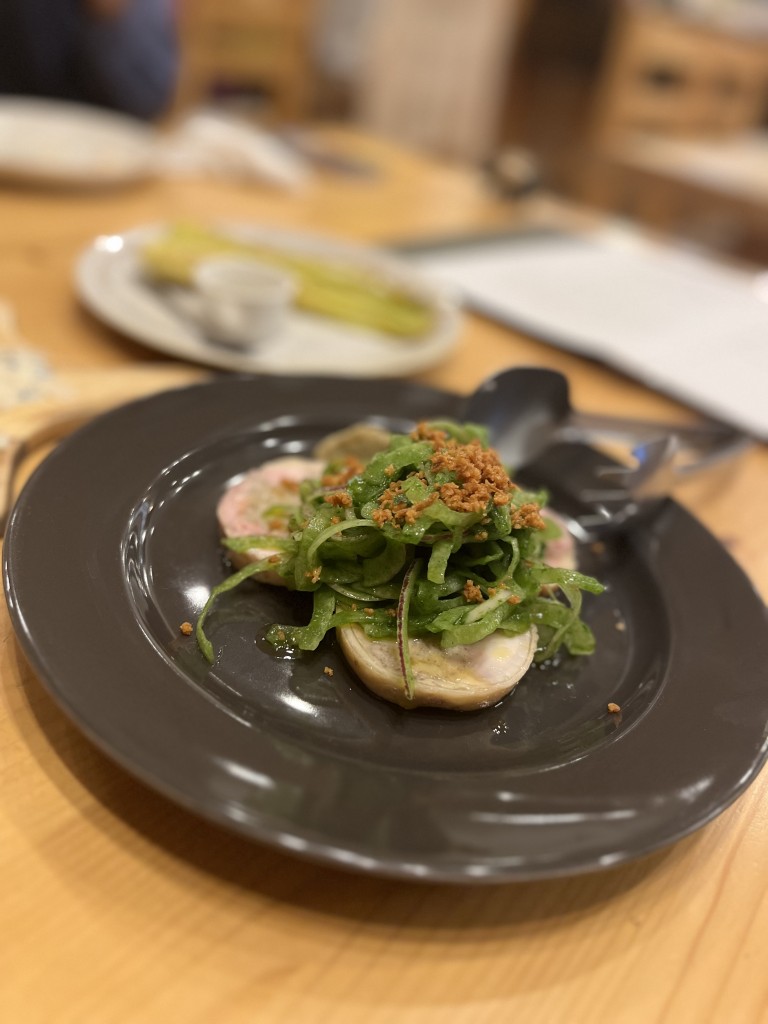 九州産華味鳥のバロティーヌ 茄子のピューレと玉ねぎのマリネ