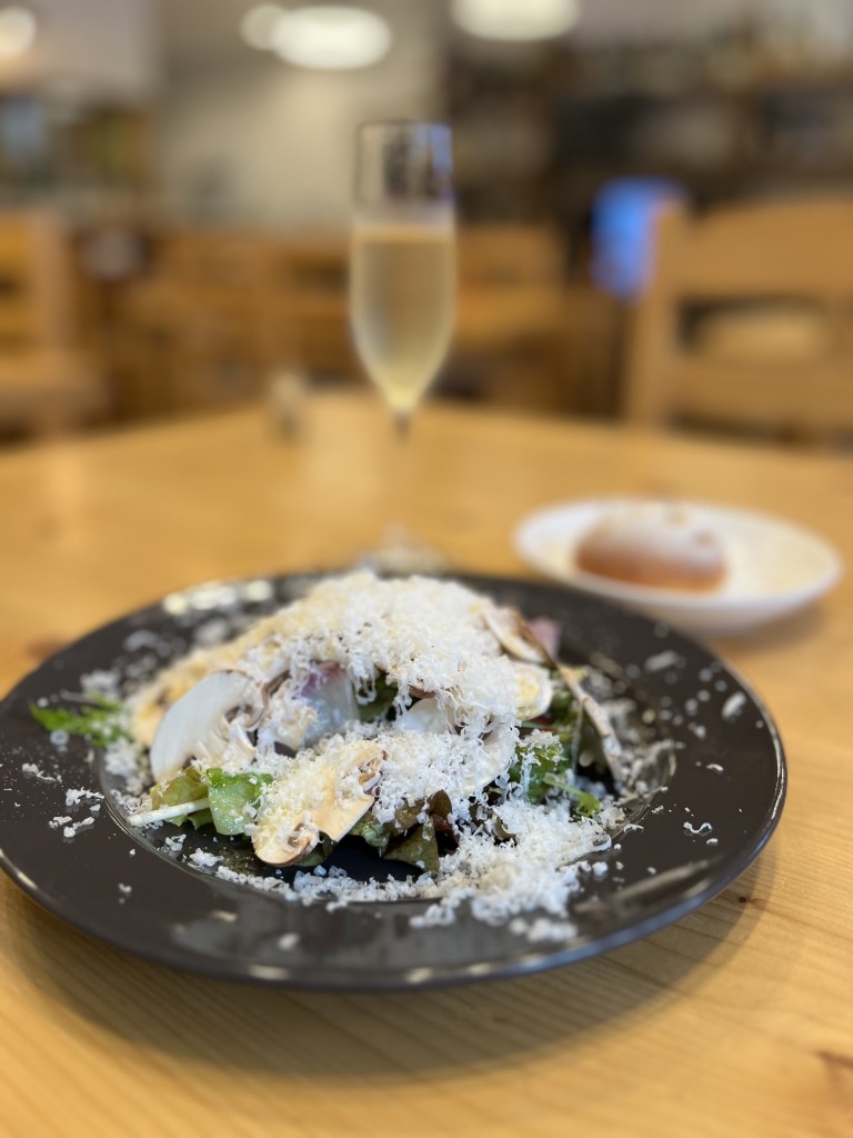 静岡県産　長谷川農産の生マッシュルームサラダ＆自家製パン