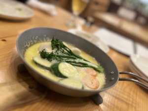 新鮮野菜とラクレットチーズの蒸し焼き