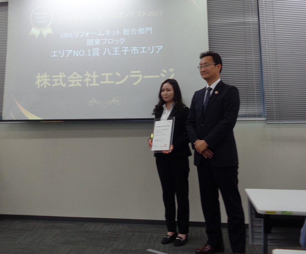 支社長と記念撮影