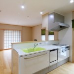 店舗併用住宅を自然素材の二世帯住宅に建て替え