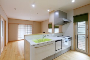 店舗併用住宅を自然素材の二世帯住宅に建て替え