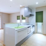 店舗併用住宅を自然素材の二世帯住宅に建て替え