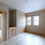 店舗併用住宅を自然素材の二世帯住宅に建て替え