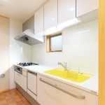 店舗併用住宅を自然素材の二世帯住宅に建て替え