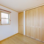 店舗併用住宅を自然素材の二世帯住宅に建て替え