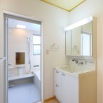 店舗併用住宅を自然素材の二世帯住宅に建て替え