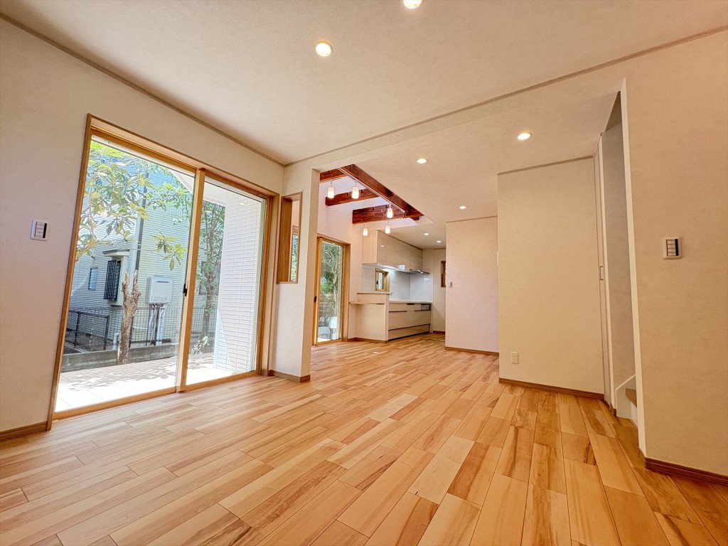 自然光を採りこんだ明るい住まいへとフルリノベーション