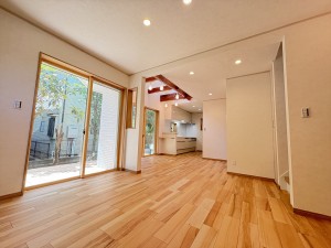 自然光を採りこんだ明るい住まいへとフルリノベーション