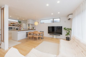 無垢床材とスイス漆喰をふんだんに使用した“自然素材リノベーション”