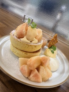 カフェ💛エンラージ＊今が旬で美味しい💕桃のパンケーキ💕