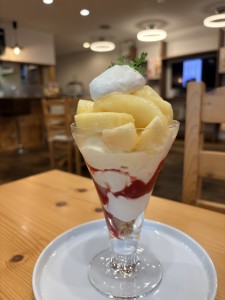 カフェ💛エンラージ＊今が旬で美味しい💕桃のパフェ💕