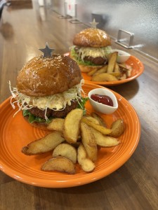 【水曜日限定】カフェエンラージ💛エビカツタルタルバーガー
