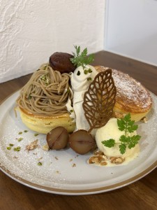 『新作！モンブランパンケーキ』が完成しました🌰