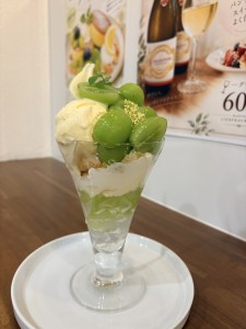 カフェ💛エンラージ＊今が旬で美味しい💕シャインマスカットのパフェ💕